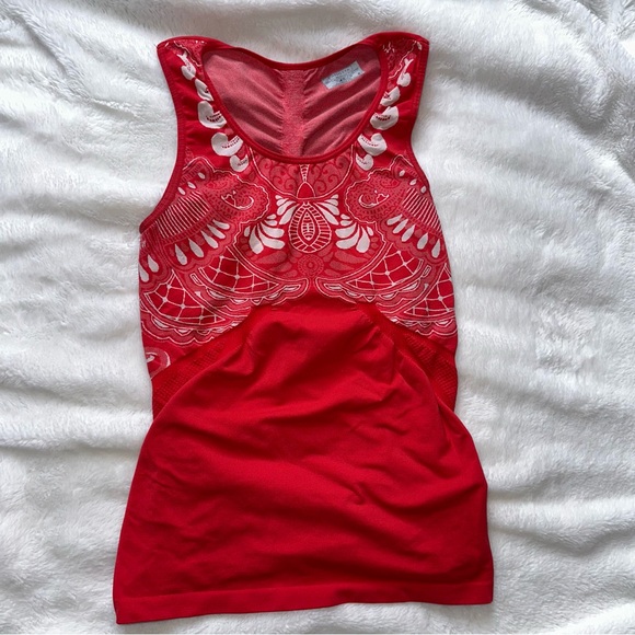 Athleta Tops - Athleta Red Seamless Workout Stride Tank Top Size S Ruched White Paisley Detail